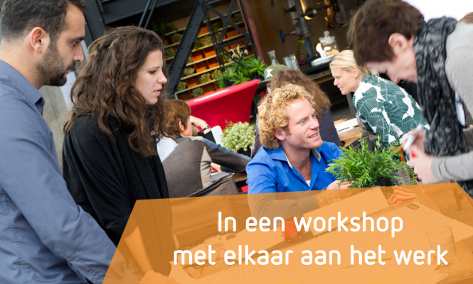 in een workshop met elkaar aan het werk